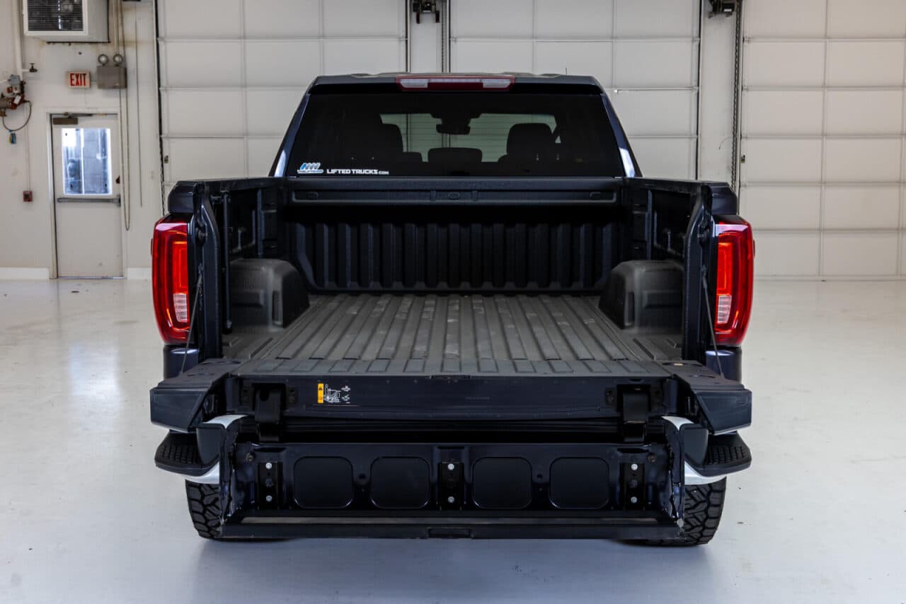 2023 GMC Sierra 1500 SLT — photo 7 of 36