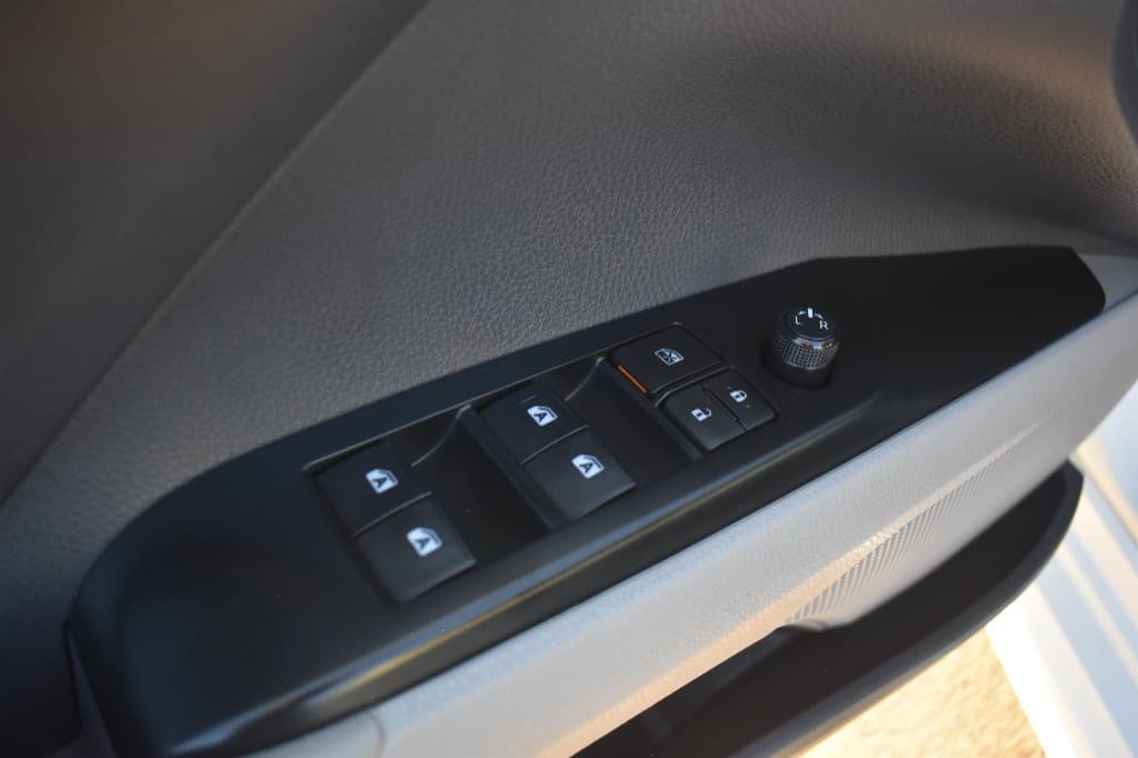 2020 Toyota Camry SE FWD — photo 4 of 13